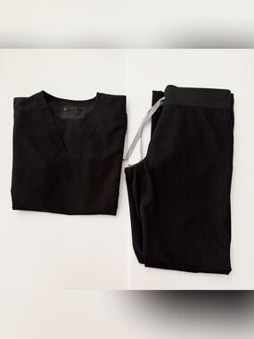FIGS Women’s Black Scrub Set - Casma Top & Livingston Basic Scrub Pants Size S